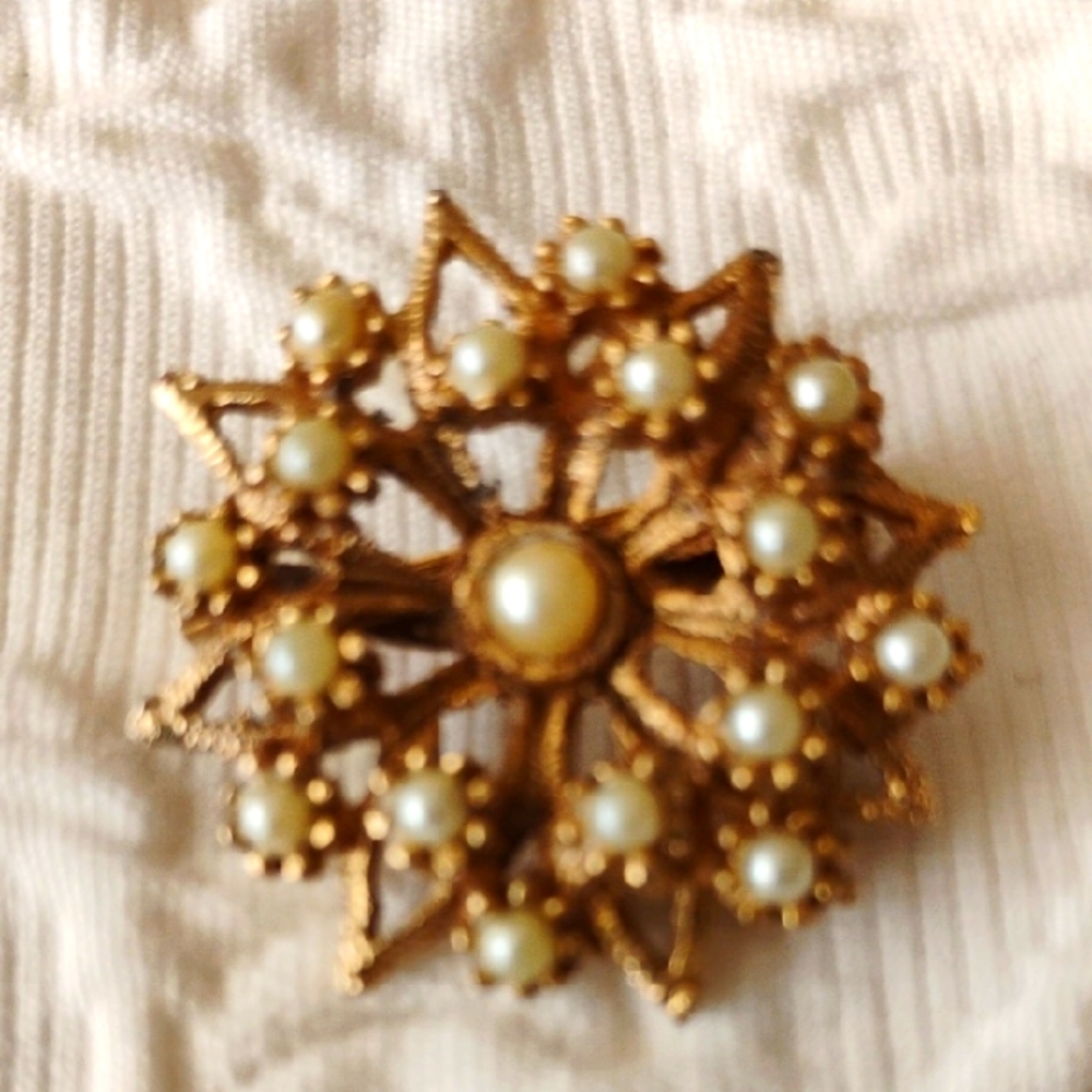 VTG Bursting Star design brooch